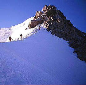 <B>Valanga sul Monte Bianco, colpita una cordata<br>Un morto, un ferito grave e un disperso</B>