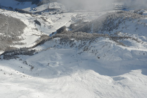 La valanga di neve trattenuta sopra Martello