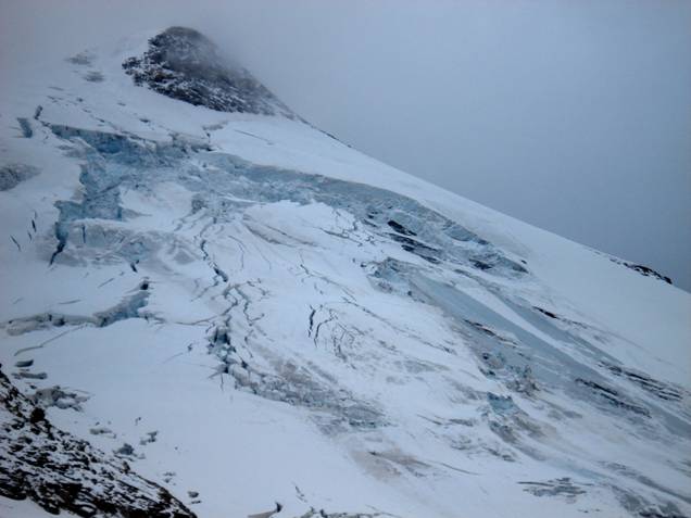 Tignes - la voragine lasciata dalla valanga